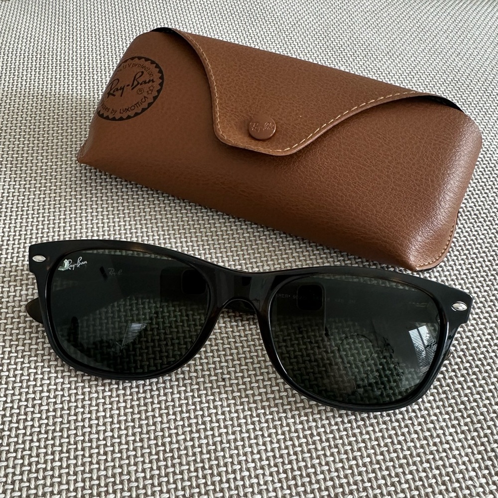 RAY-BAN
RB2132 NEW WAYFARER CLASSIC